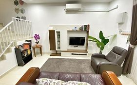 Teratak Persona Homestay. 4 Rooms Double Storey Terrace In Kuantan City.