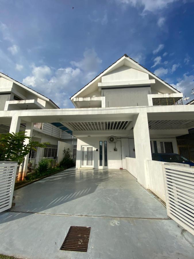 Teratak Persona Homestay. 4 Rooms Double Storey Terrace In Kuantan City. Luaran gambar